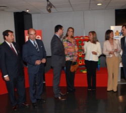 Doña Elena conversa con el presidente del Consejo de Administración de la Corporación RTVE, Leopoldo González-Echenique y con la ministra de Sanidad, 
